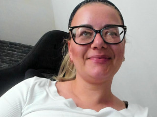 Alter: 36 / Jungfrau - Alter:  / normal - Geschlecht: Gruppe - Ausrichtung: bisexuell - Haare: blond / mittellang - Piercing: keins - bewebmaster-Alter:  - Hautfarbe: weiss - Augen: blau - Rasur: nicht rasiert